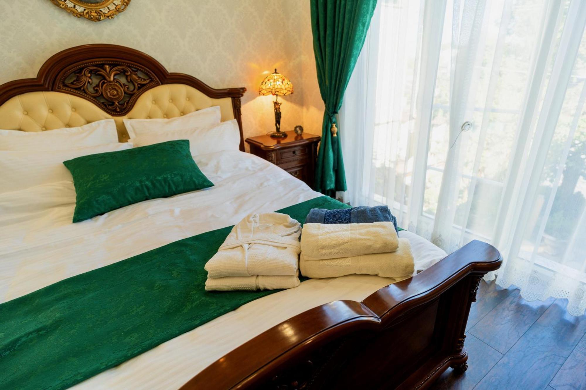 Luxurious Villa With Lush Garden And Huge Terrace Near Herastrau Park Bukares Bagian luar foto