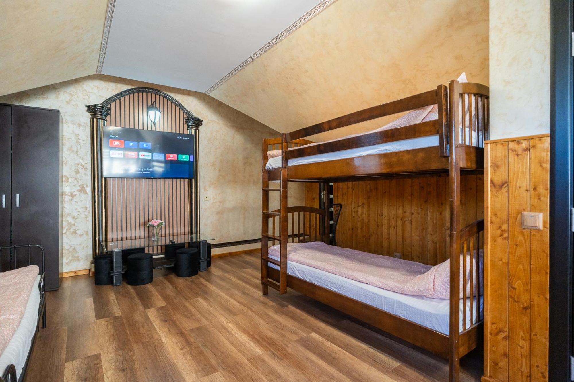 Luxurious Villa With Lush Garden And Huge Terrace Near Herastrau Park Bukares Bagian luar foto