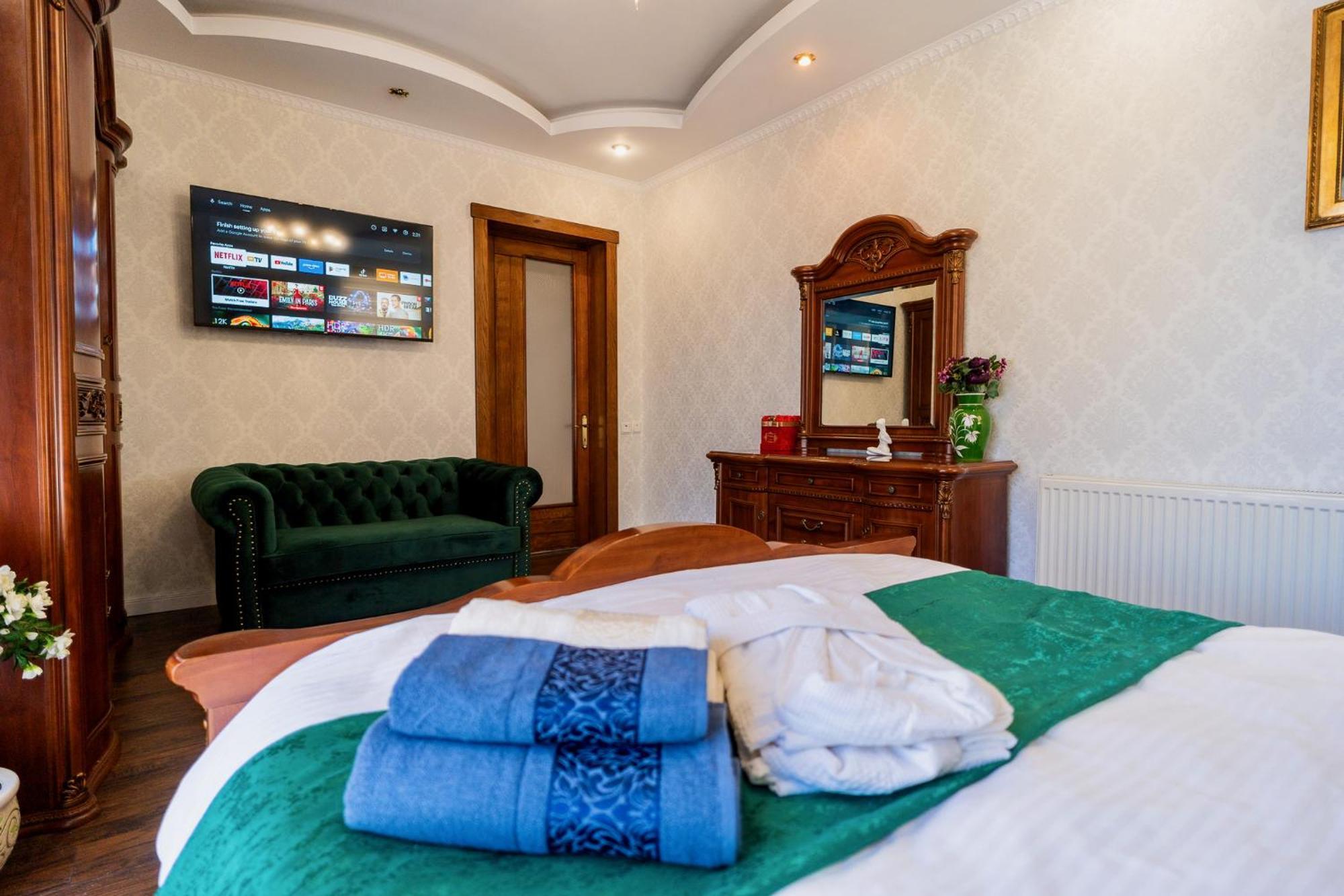Luxurious Villa With Lush Garden And Huge Terrace Near Herastrau Park Bukares Bagian luar foto