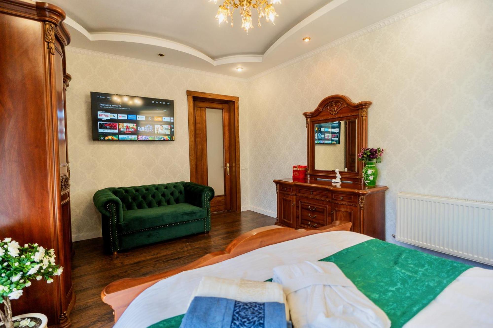 Luxurious Villa With Lush Garden And Huge Terrace Near Herastrau Park Bukares Bagian luar foto