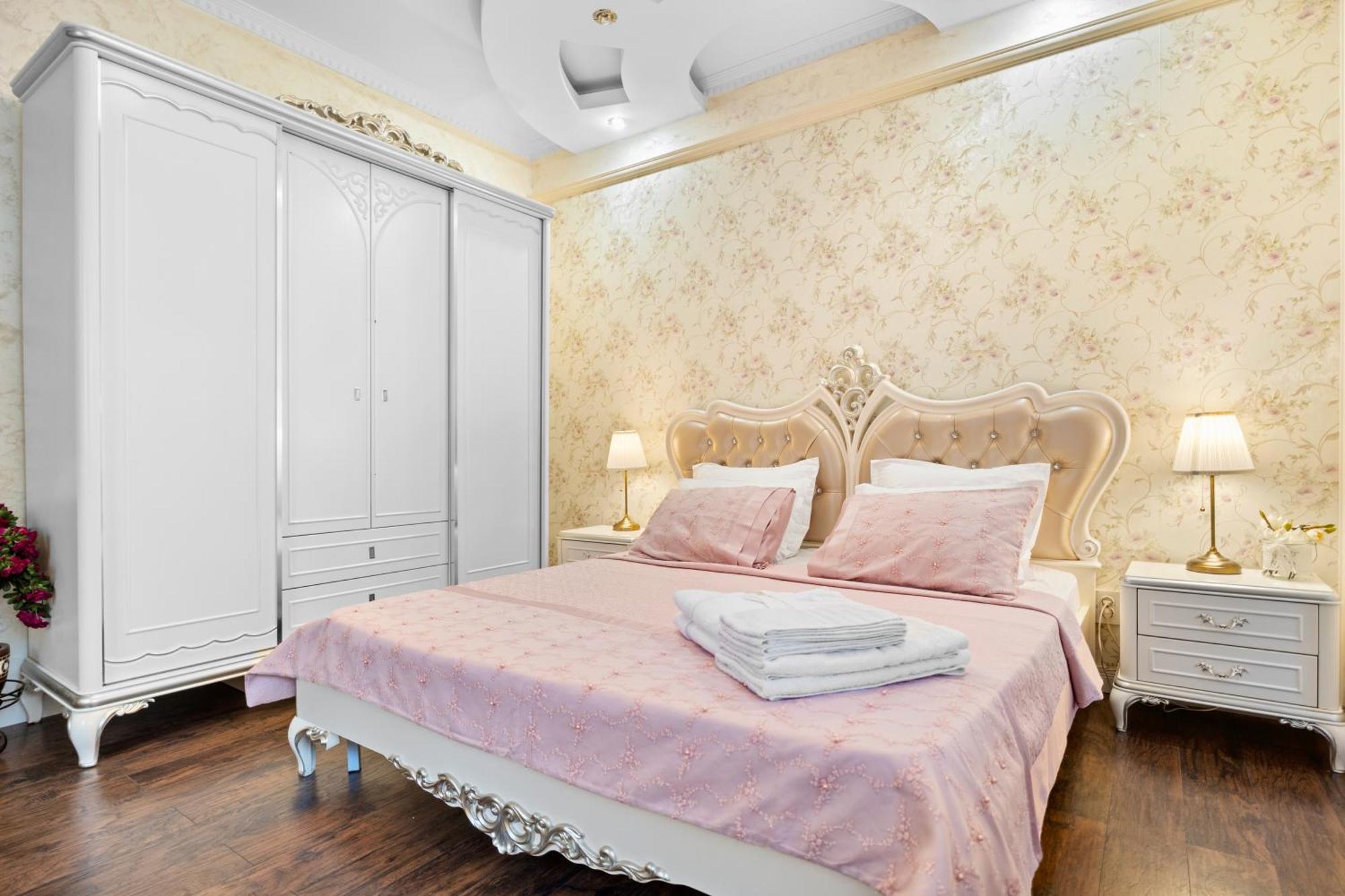 Luxurious Villa With Lush Garden And Huge Terrace Near Herastrau Park Bukares Bagian luar foto