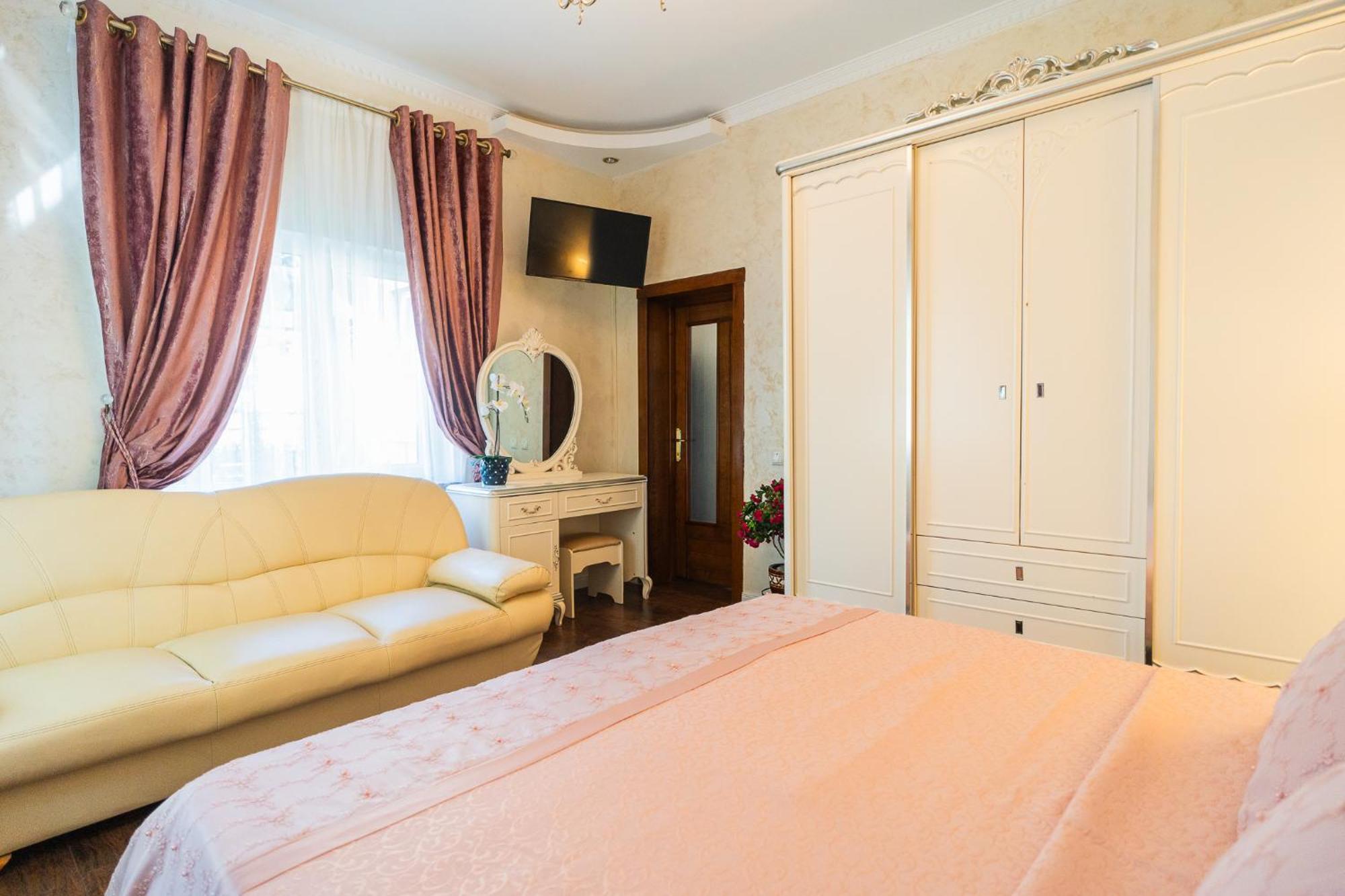 Luxurious Villa With Lush Garden And Huge Terrace Near Herastrau Park Bukares Bagian luar foto