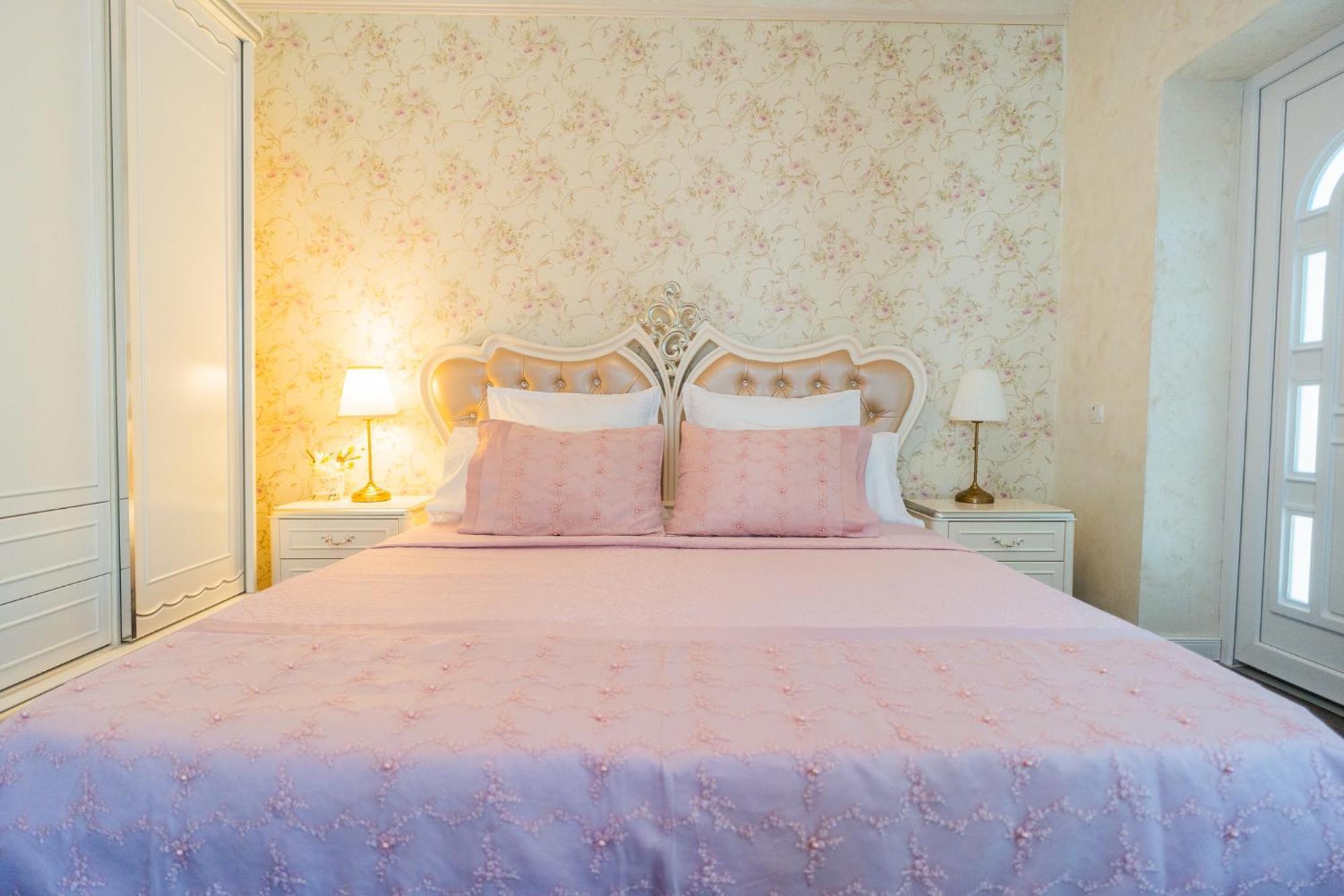 Luxurious Villa With Lush Garden And Huge Terrace Near Herastrau Park Bukares Bagian luar foto