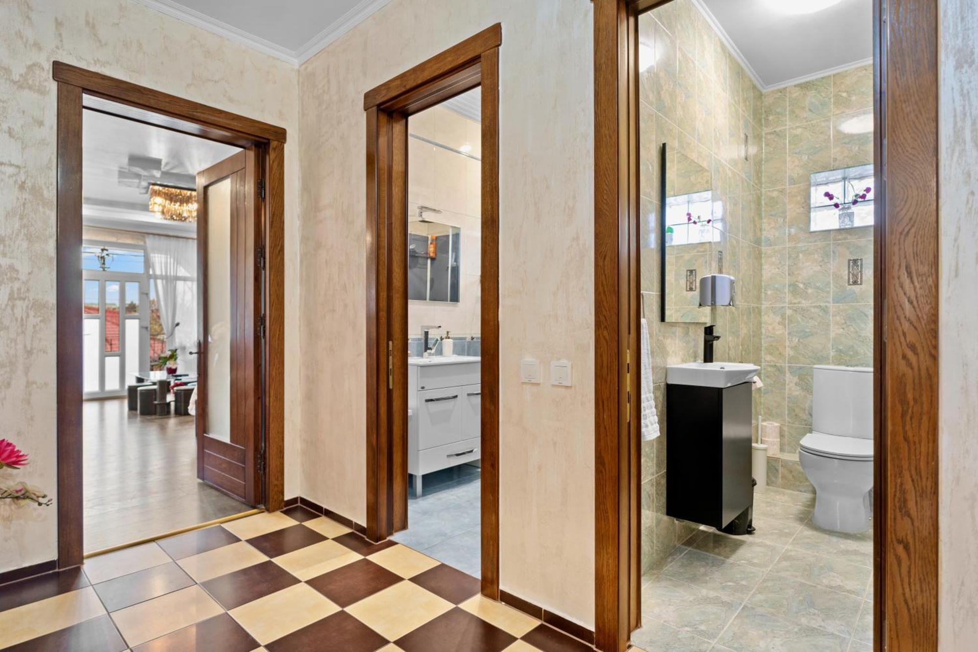 Luxurious Villa With Lush Garden And Huge Terrace Near Herastrau Park Bukares Bagian luar foto