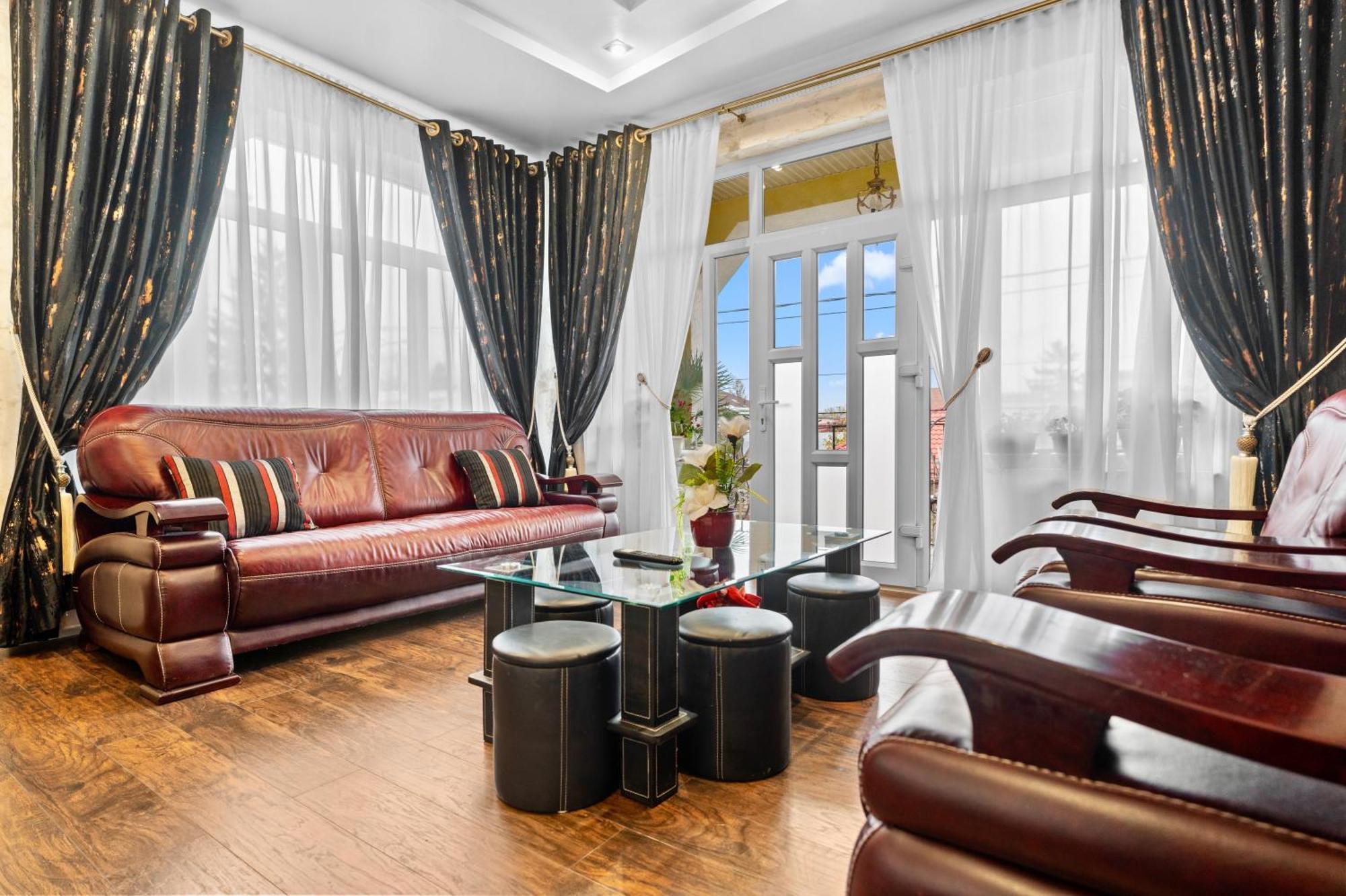 Luxurious Villa With Lush Garden And Huge Terrace Near Herastrau Park Bukares Bagian luar foto