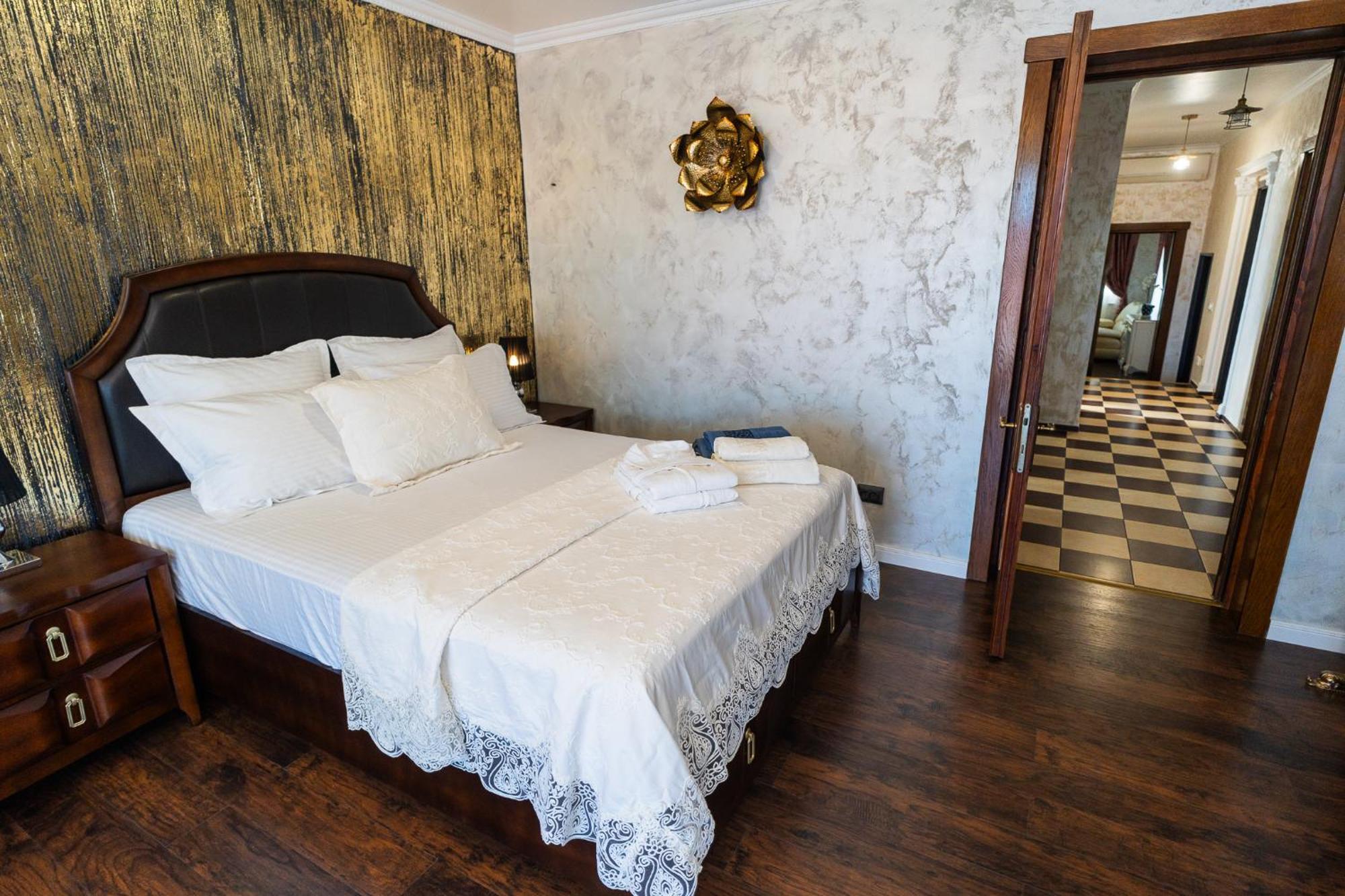 Luxurious Villa With Lush Garden And Huge Terrace Near Herastrau Park Bukares Bagian luar foto