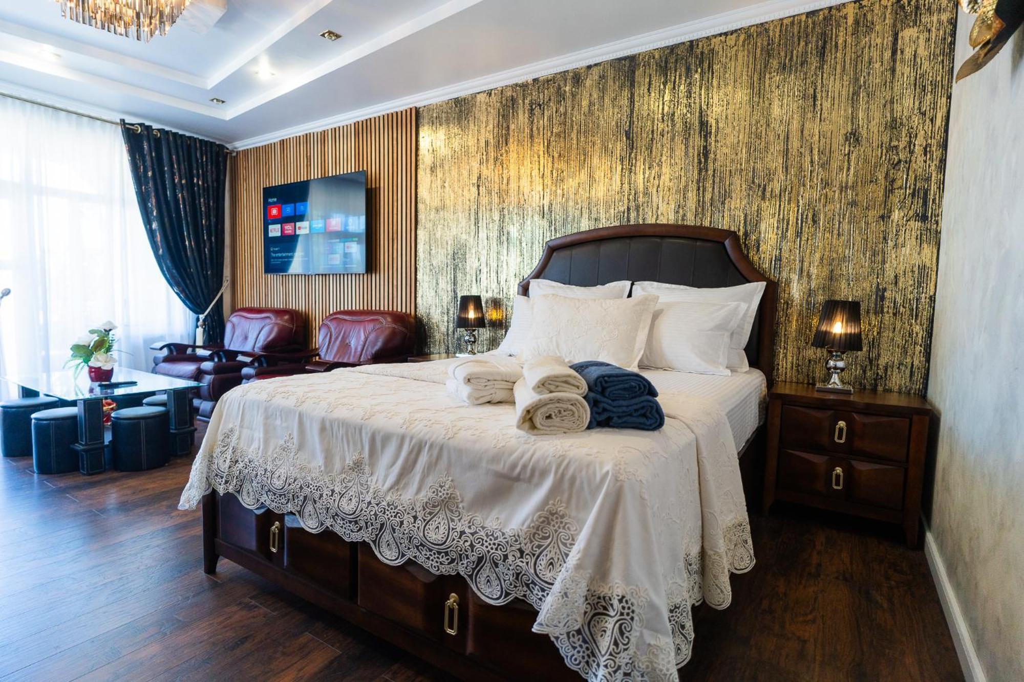 Luxurious Villa With Lush Garden And Huge Terrace Near Herastrau Park Bukares Bagian luar foto