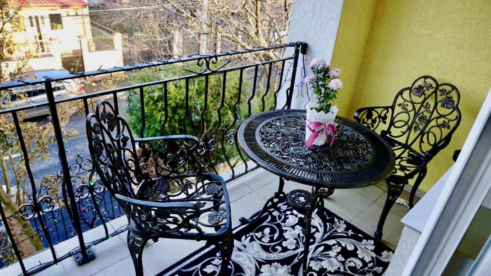 Luxurious Villa With Lush Garden And Huge Terrace Near Herastrau Park Bukares Bagian luar foto