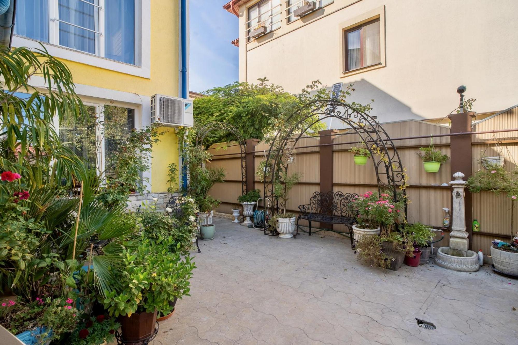 Luxurious Villa With Lush Garden And Huge Terrace Near Herastrau Park Bukares Bagian luar foto