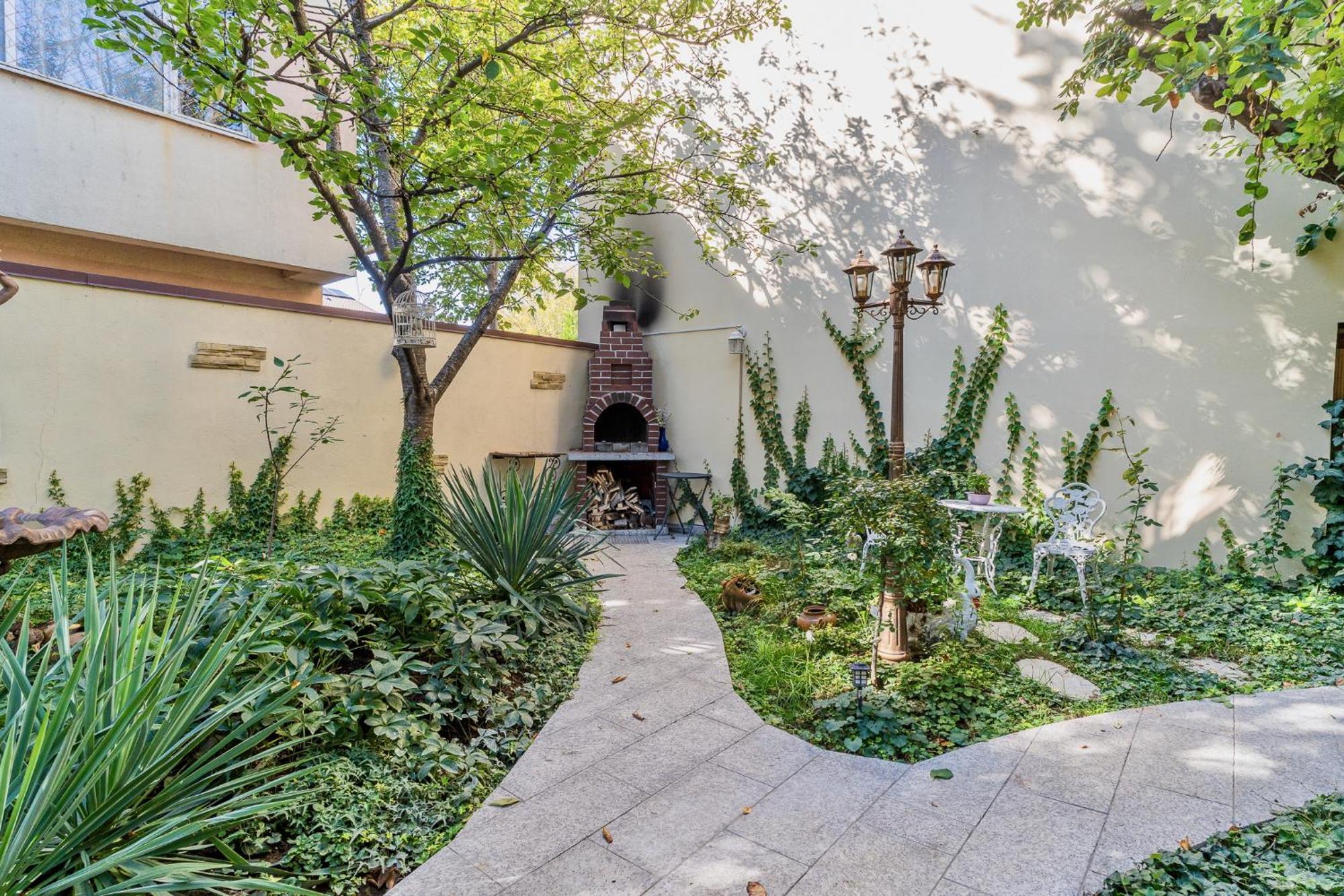 Luxurious Villa With Lush Garden And Huge Terrace Near Herastrau Park Bukares Bagian luar foto