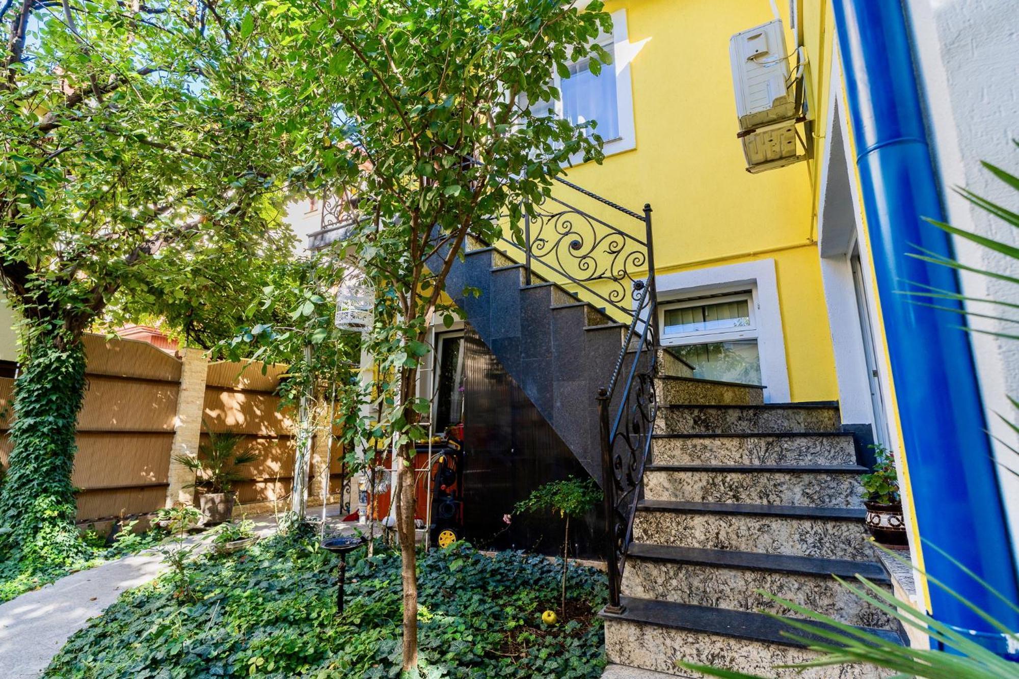 Luxurious Villa With Lush Garden And Huge Terrace Near Herastrau Park Bukares Bagian luar foto