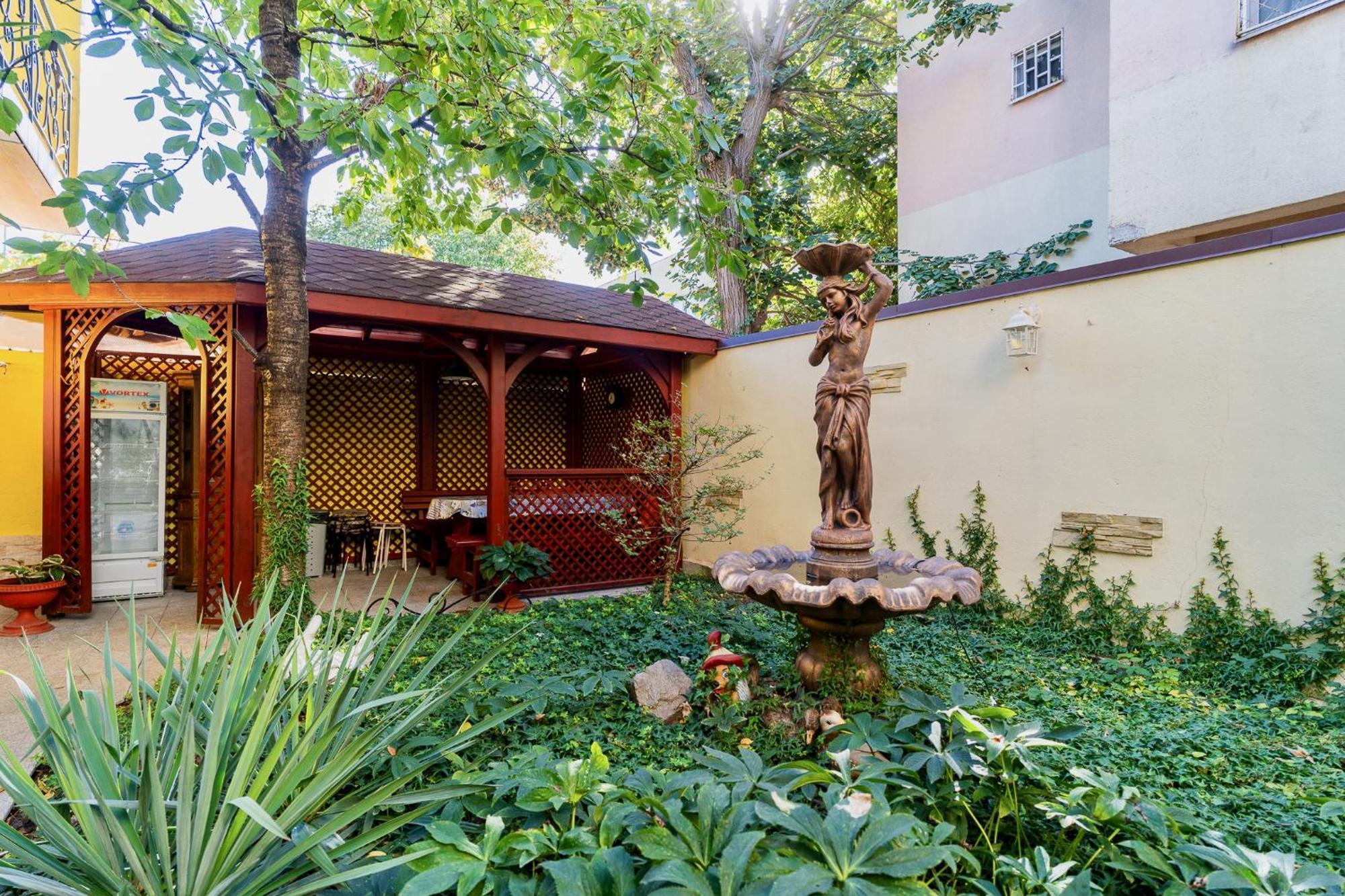 Luxurious Villa With Lush Garden And Huge Terrace Near Herastrau Park Bukares Bagian luar foto