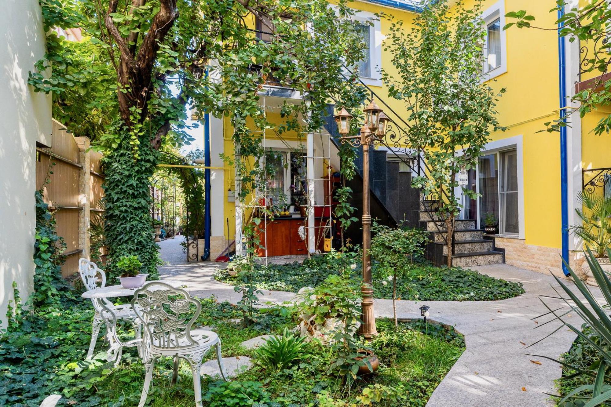 Luxurious Villa With Lush Garden And Huge Terrace Near Herastrau Park Bukares Bagian luar foto